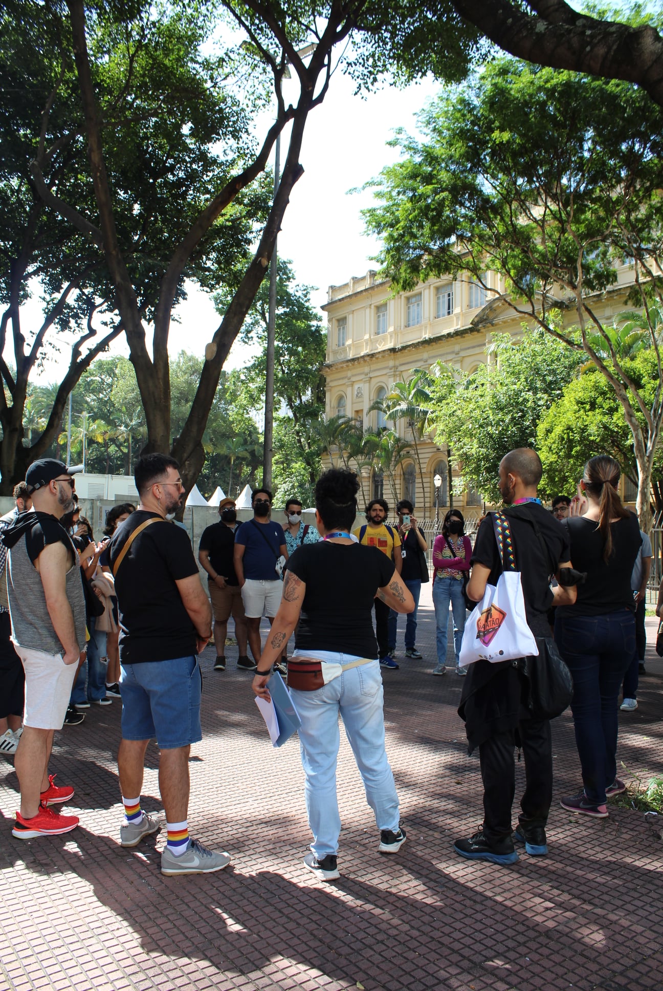 Atividade educativa na Praça da República, primeiro circuito de ativação de memórias LGBTQIA+ do Museu da Diversidade Sexual em abril de 2022. Fonte: MDS/ reprodução Facebook.